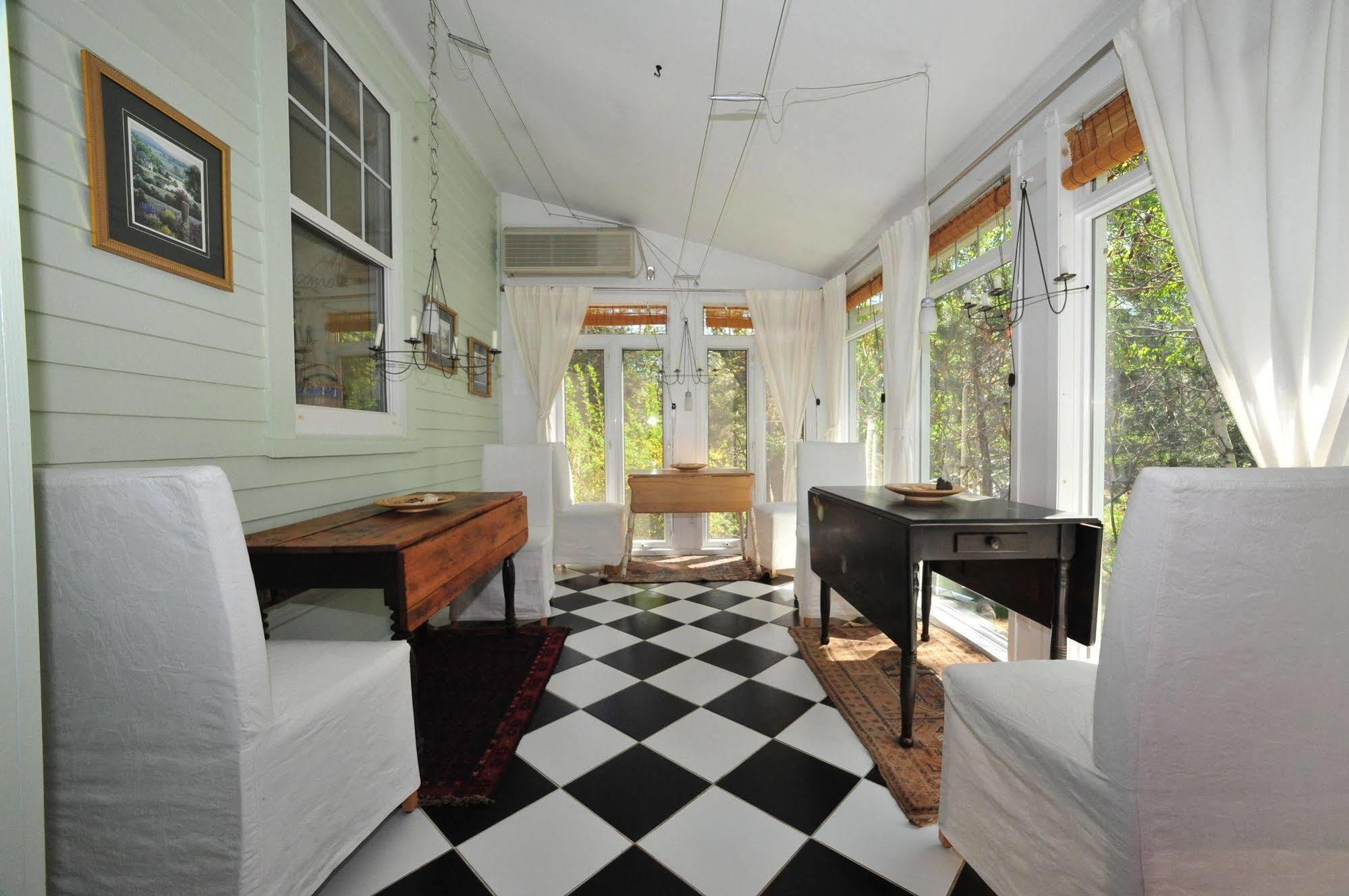 Little Shemogue Inn Екстериор снимка